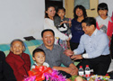 税务角火锅城赵志斌总经理进社区访寿星给104岁的孙玉珍老寿星送去爱心真情
